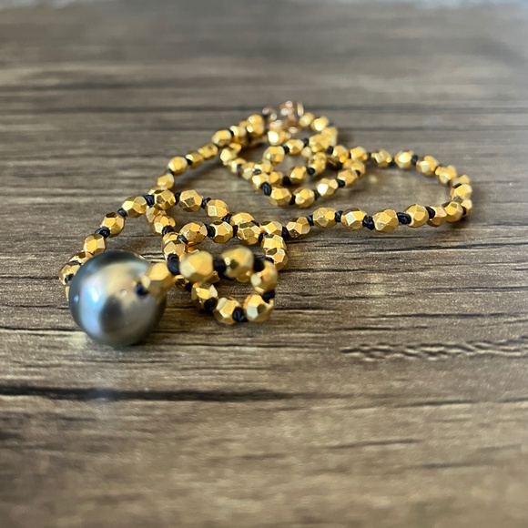 Vintage gold tone faceted beads and gray faux pearl baroque necklace - Picture 3 of 6